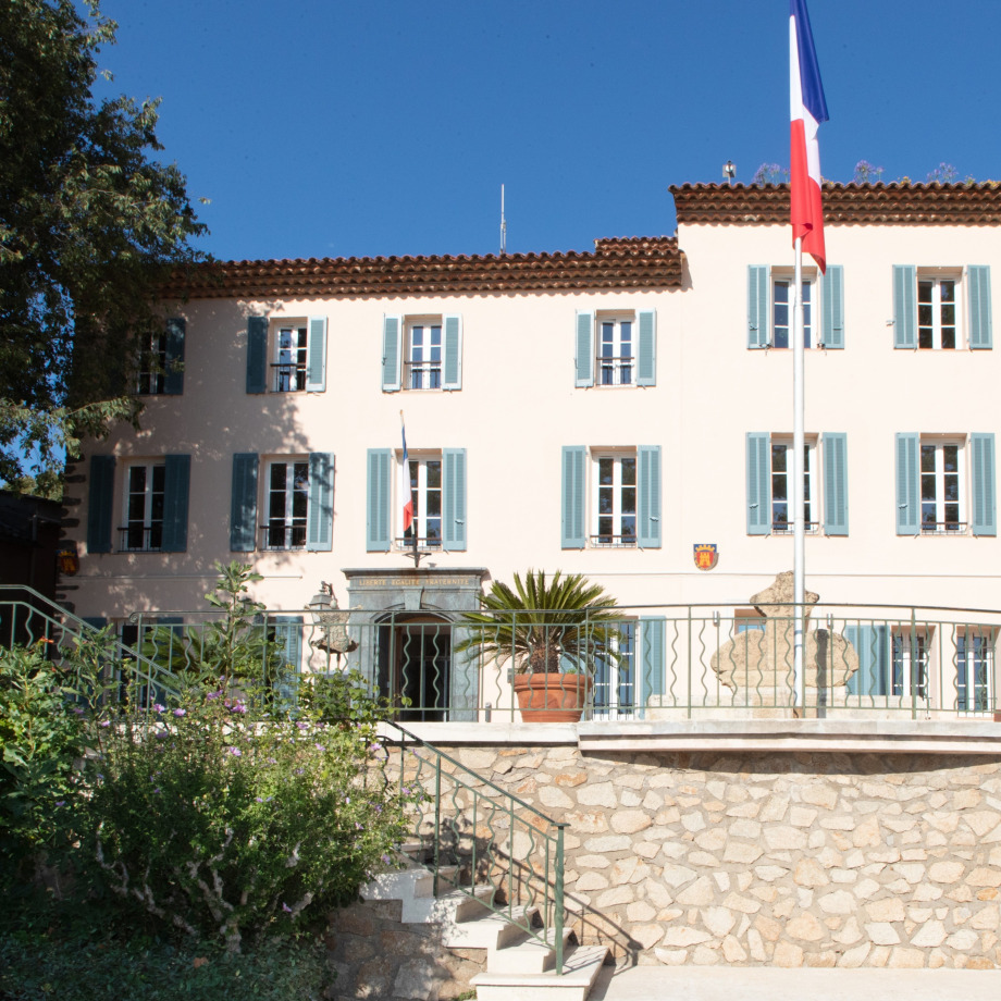 SERVICES ADMINISTRATIFS DE LA MAIRIE DE GRIMAUD